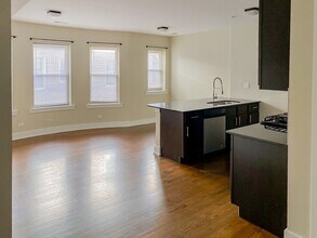 5046 N Winchester Ave, Unit 5060-1E in Chicago, IL - Building Photo - Building Photo
