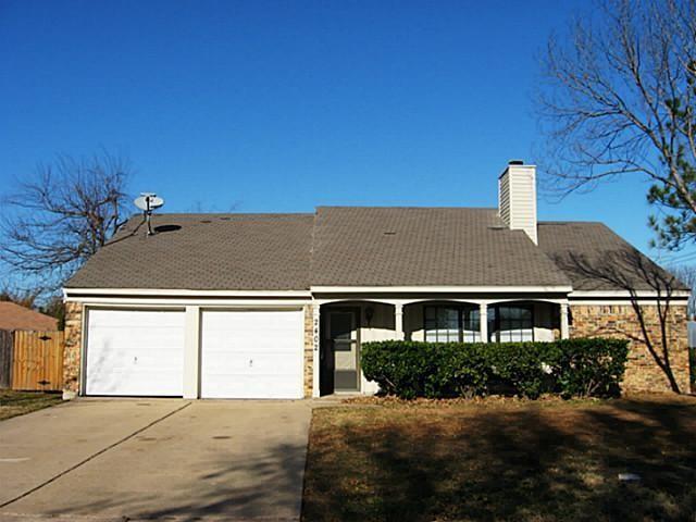 2402 Bentley Dr in Grand Prairie, TX - Building Photo