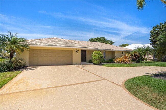 3261 SE Fairway W in Stuart, FL - Building Photo - Building Photo