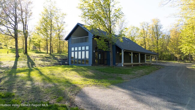 323 Haddock Hill Rd in Old Chatham, NY - Foto de edificio - Building Photo