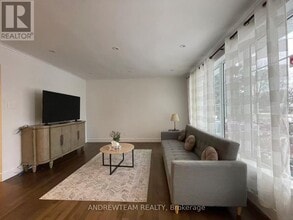 382 Lynett Crescent in Richmond Hill, ON - Building Photo - Building Photo