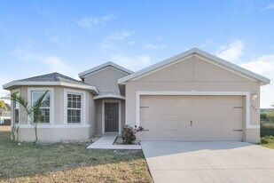 320 SE 3rd St in Cape Coral, FL - Building Photo