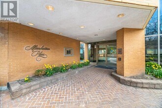 131 Beecroft Rd in Toronto, ON - Building Photo - Building Photo