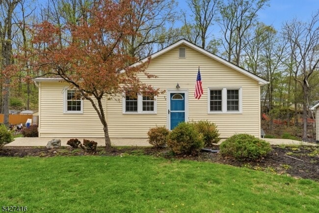 32 Coolidge Trail in Hopatcong, NJ - Building Photo - Building Photo