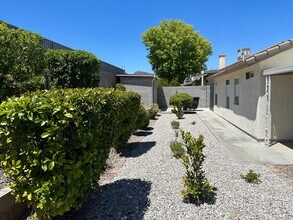 561 Pacer Terrace in Henderson, NV - Building Photo - Building Photo