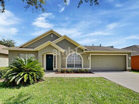 7114 Colonial Lake Dr in Riverview, FL - Building Photo