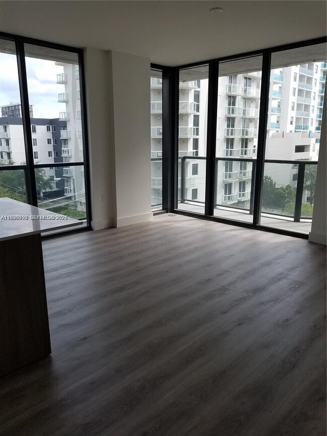 201 SW 17th Rd, Unit 606 in Miami, FL - Foto de edificio - Building Photo