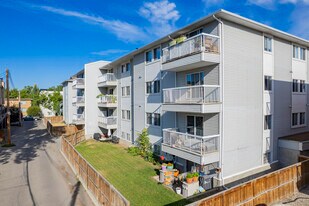 545 18th Ave SW in Calgary, AB - Building Photo