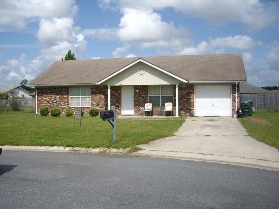 803 Amy Ct in Hinesville, GA - Building Photo