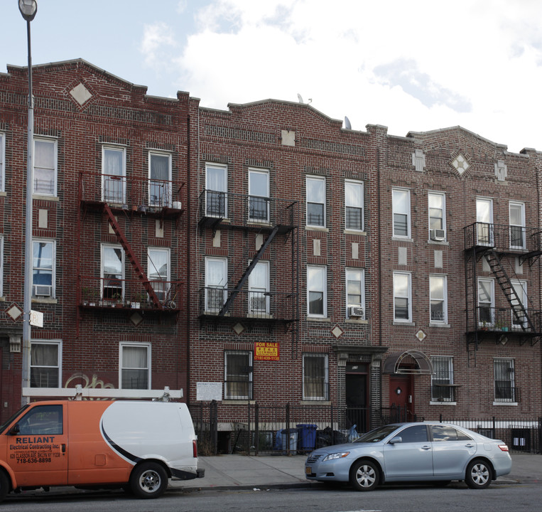 525 Mcdonald Ave in Brooklyn, NY - Building Photo