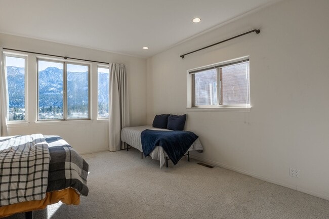 77 Panorama Dr in Mammoth Lakes, CA - Building Photo - Building Photo