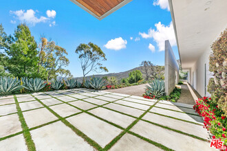 9200 Cotharin Rd in Malibu, CA - Building Photo - Building Photo