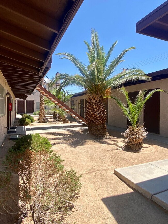 645 E Ridgecrest Blvd in Ridgecrest, CA - Building Photo - Building Photo