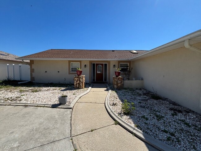 7326 Bramblewood Dr in Port Richey, FL - Foto de edificio - Building Photo