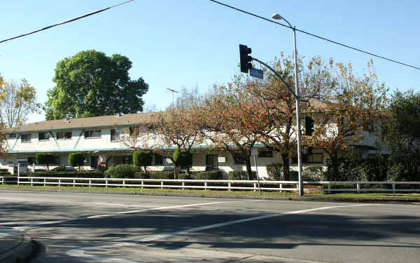 4961 Coldwater Canyon Ave in Sherman Oaks, CA - Foto de edificio - Building Photo