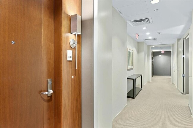 200 N Congress Ave in Austin, TX - Foto de edificio - Building Photo