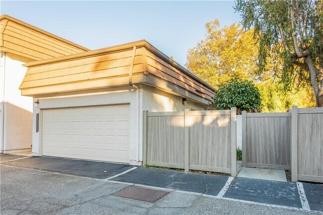 22133 James Alan Cir in Los Angeles, CA - Building Photo - Building Photo