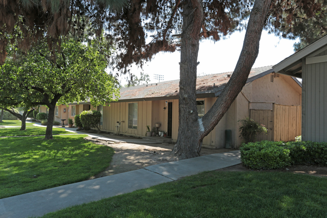 Barstow Villa Apartments in Clovis, CA - Building Photo