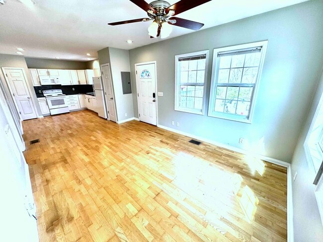 1011 Maynor St, Unit B in Nashville, TN - Foto de edificio - Building Photo
