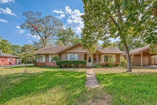 9349 Rosstown Way in Houston, TX - Building Photo
