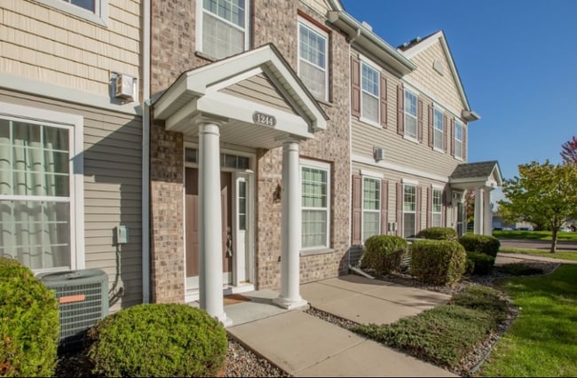 1244 Chateau Ave in Maplewood, MN - Building Photo - Building Photo