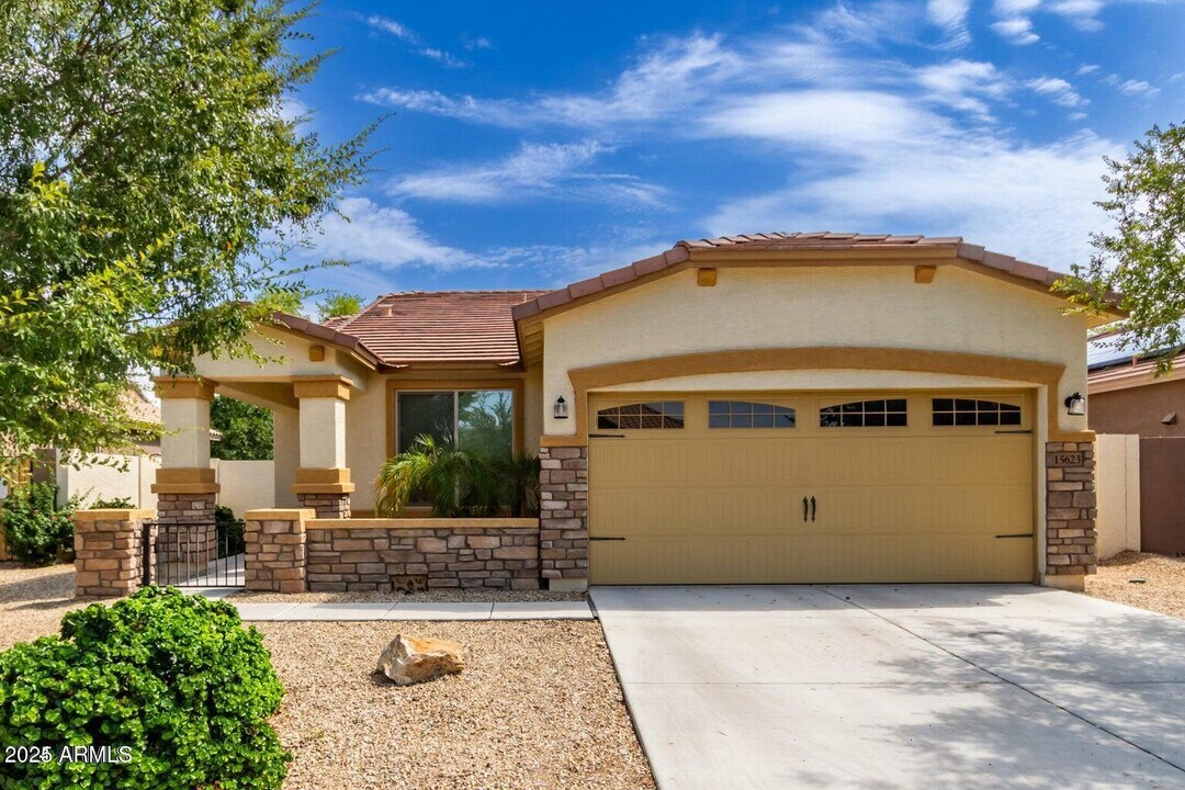 15623 W Devonshire Ave in Goodyear, AZ - Building Photo