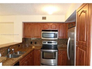 12124 Saint Andrews Pl in Miramar, FL - Foto de edificio - Building Photo