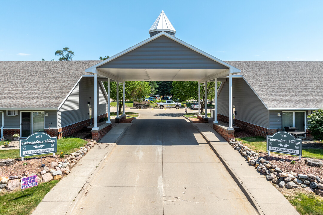 Fairmeadows Village-55+ Rental Community in West Des Moines, IA - Foto de edificio