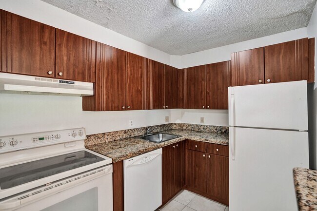 10773 CLEARY Blvd in Plantation, FL - Building Photo - Building Photo