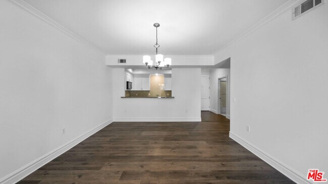 1050 S Holt Ave in Los Angeles, CA - Building Photo - Building Photo