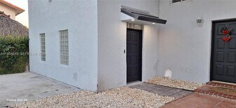 14402 SW 111th St in Miami, FL - Building Photo