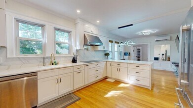 20 Holland St, Unit 2 in Newton, MA - Building Photo - Building Photo