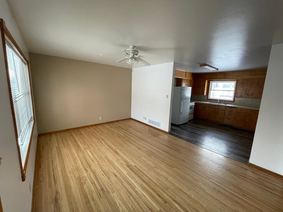 1220 N 19th St in Bismarck, ND - Building Photo
