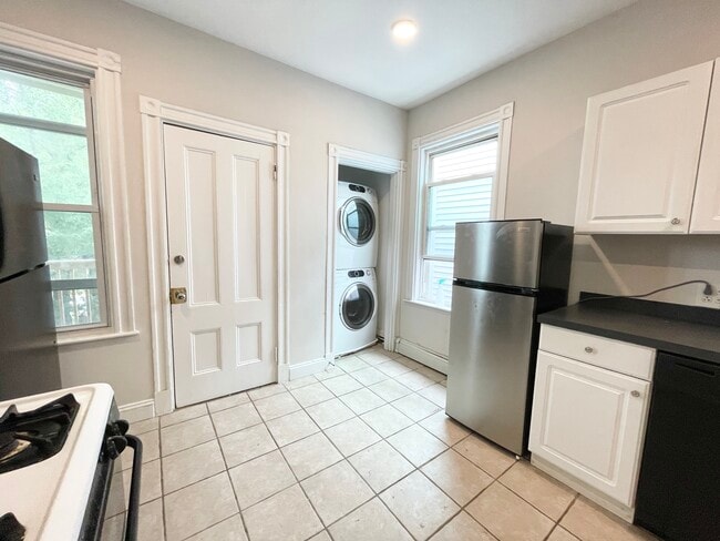 276 E Cottage St, Unit #3, in Boston, MA - Building Photo - Building Photo