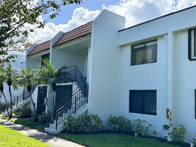 286 Racquet Club Rd in Weston, FL - Foto de edificio - Building Photo