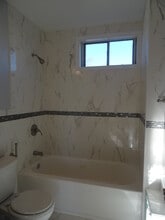 25 Cross St, Unit 4 in Bloomfield, NJ - Foto de edificio - Building Photo