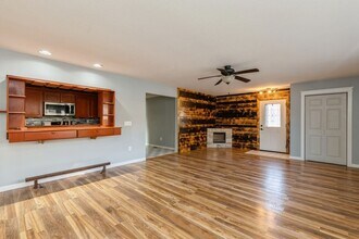 1041 68th St in Windsor Heights, IA - Building Photo - Building Photo