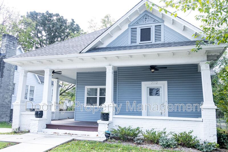 2012 E 12th St in Chattanooga, TN - Foto de edificio