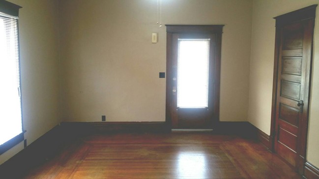 241 S 5th St-Unit -3 in Salina, KS - Foto de edificio - Building Photo