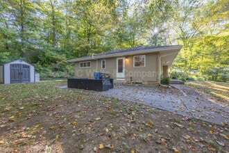 451 Birch Mountain Rd in Manchester, CT - Foto de edificio - Building Photo