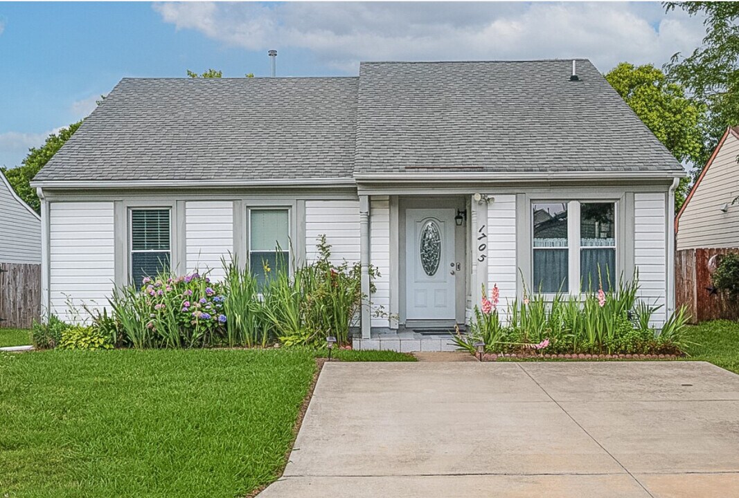 1705 Maryus Ct in Virginia Beach, VA - Foto de edificio
