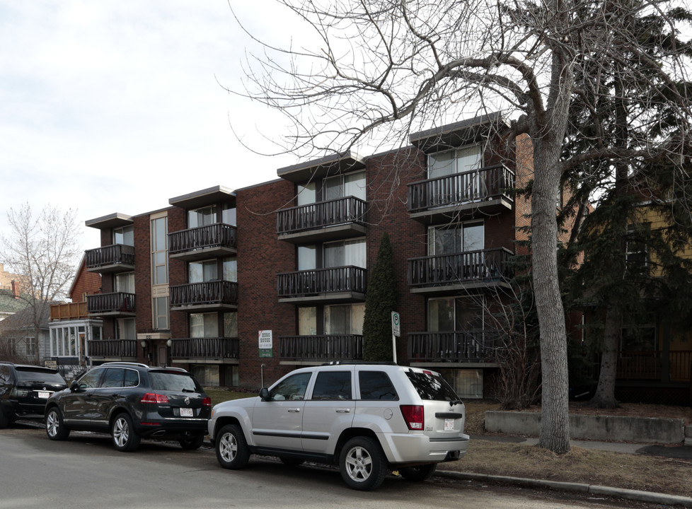 1521 15th Ave SW in Calgary, AB - Building Photo