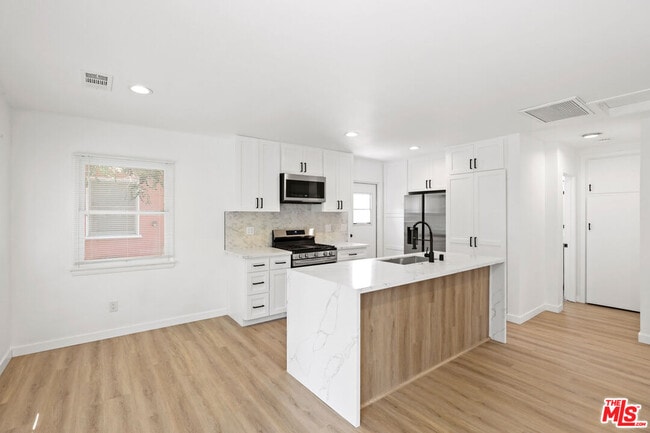 property at 1944 Cloverfield Blvd
