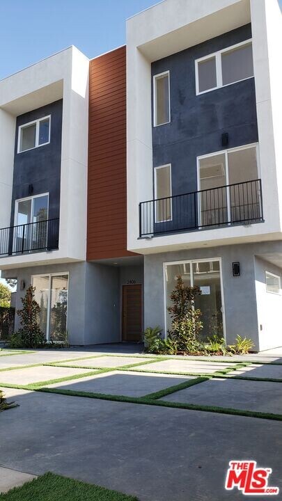 2406 S Dunsmuir Ave in Los Angeles, CA - Building Photo