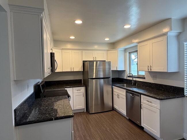 718 N Guadalupe Ave, Unit 1 in Redondo Beach, CA - Foto de edificio - Building Photo