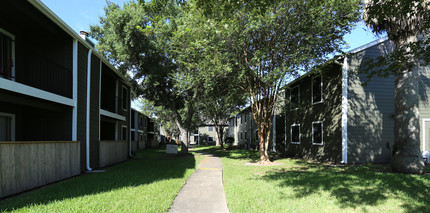 Mosswood Apartment Homes in Victoria, TX - Building Photo - Building Photo