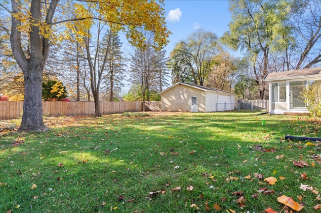 2353 Hulett Rd in Okemos, MI - Foto de edificio - Building Photo