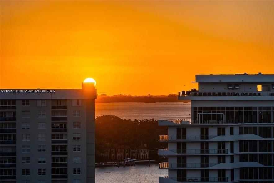 6899 Collins Ave, Unit 1903 in Miami Beach, FL - Building Photo