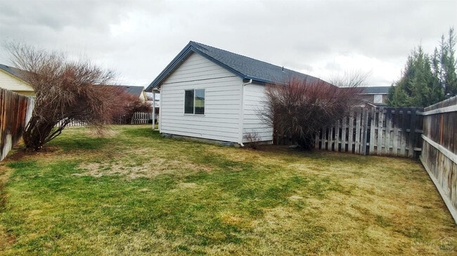 2133 NE 6th St in Redmond, OR - Building Photo - Building Photo