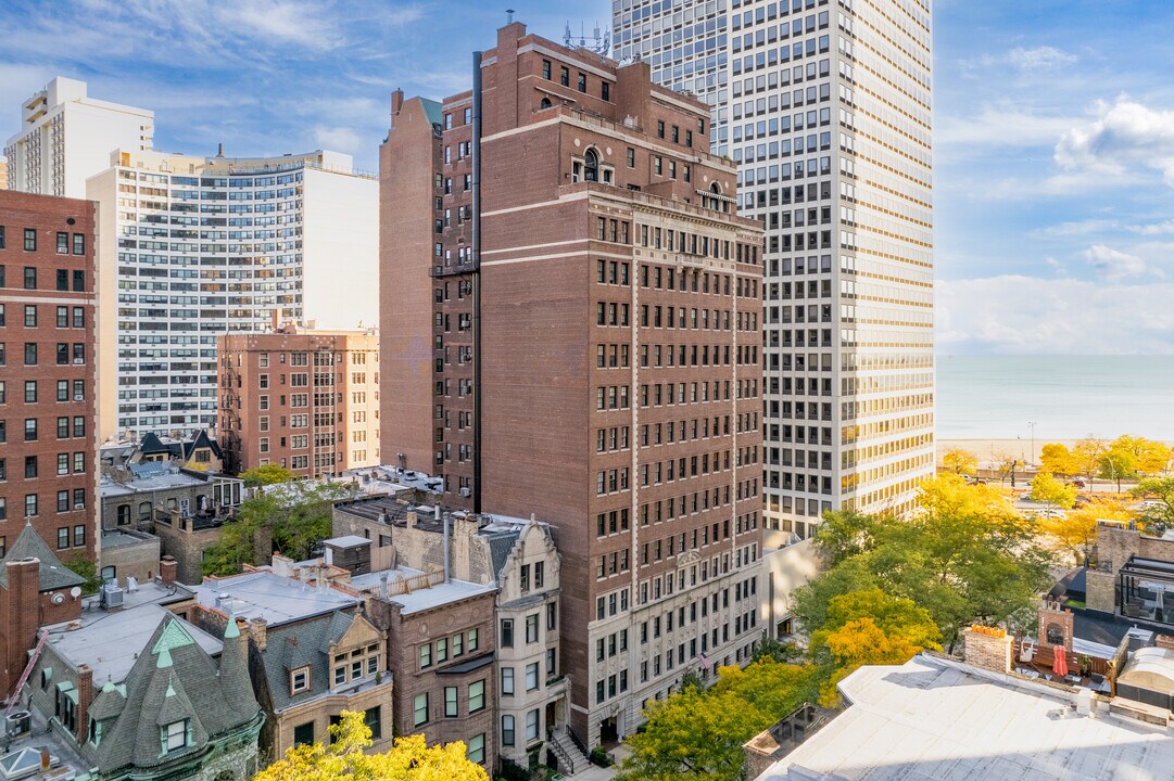 70 E Cedar St in Chicago, IL - Foto de edificio